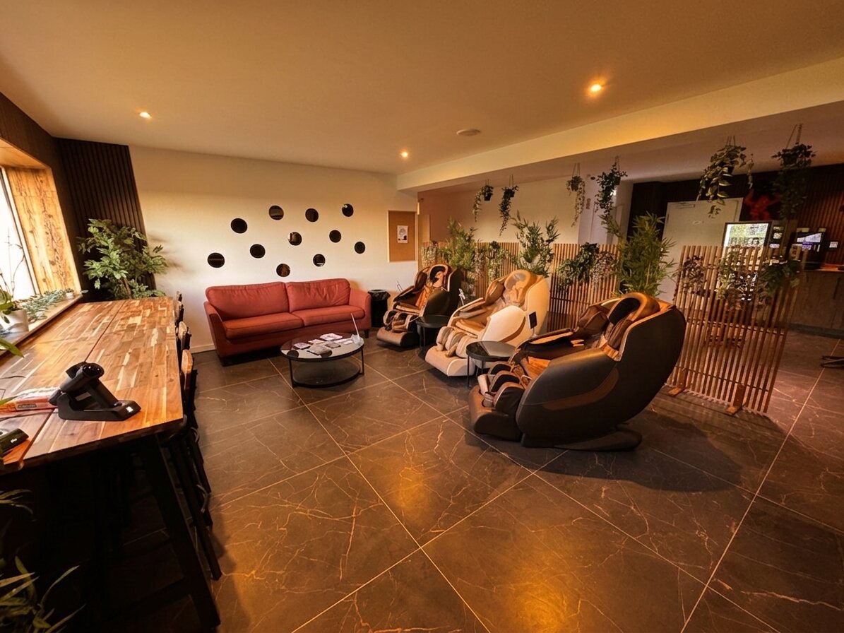 Zone détente NovaFit, fauteuils massants, canapé et plantes